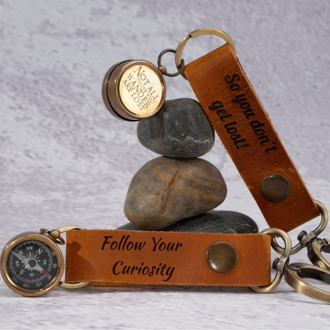 Personalized genuine leather compass keychain with custom engraving – SFDizayn
