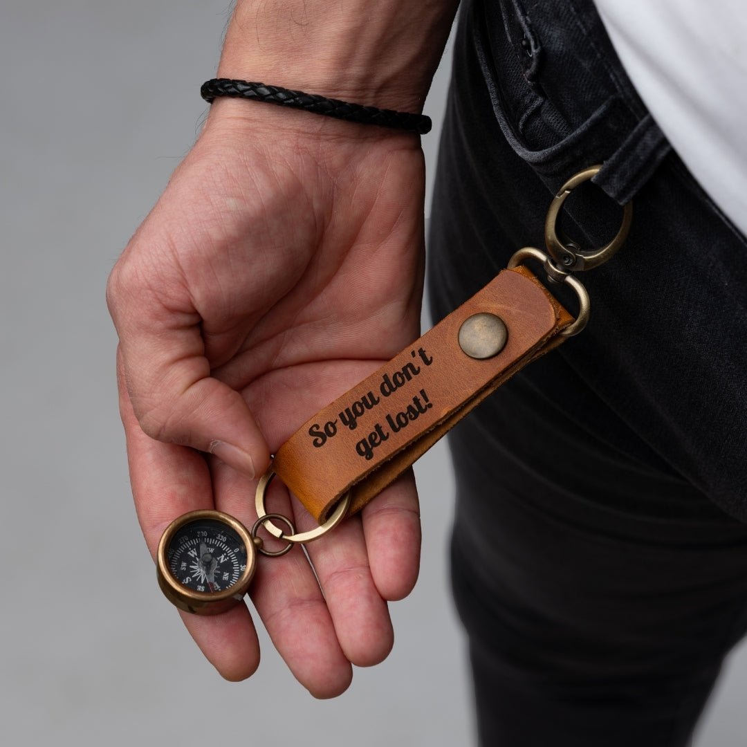 Personalized genuine leather compass keychain with custom engraving – SFDizayn